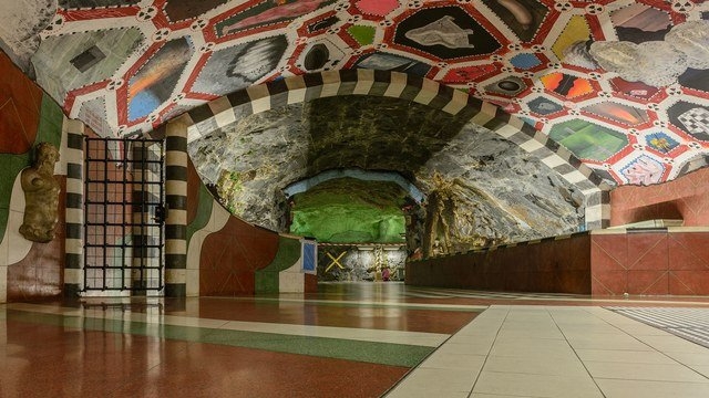 100 артисти обгрижват изрисувано метро в Стокхолм