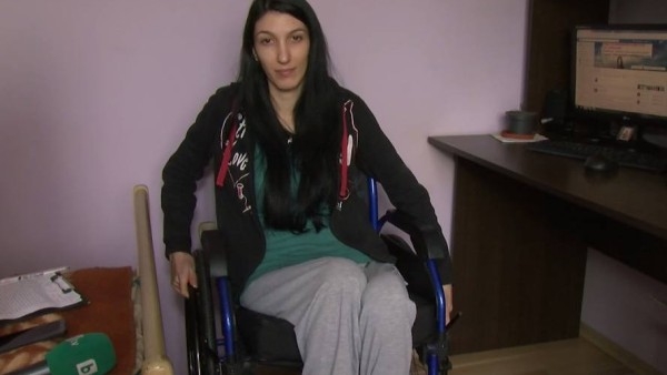 Страшна катастрофа преобръща живота на това младо момиче наопаки и го приковава към инвалиден стол 