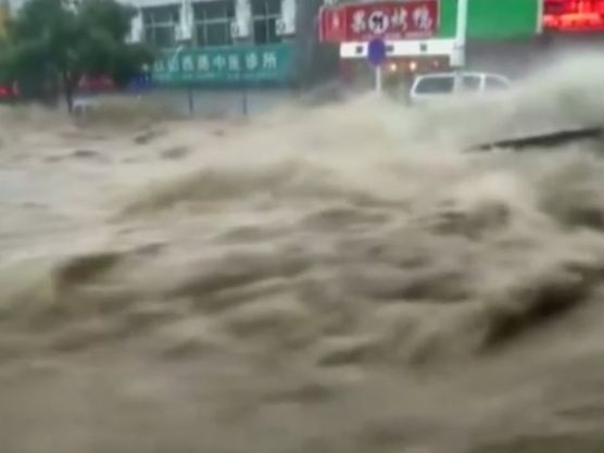 Страхотия: Порой погълна цял град в Китай! (ВИДЕО)