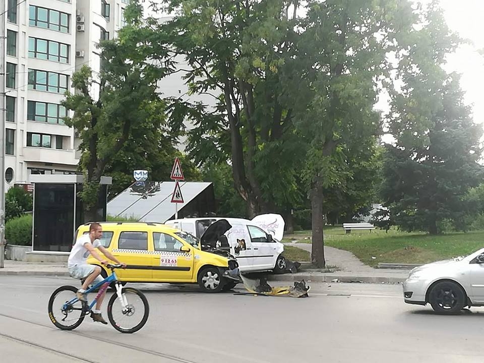 Първи СНИМКИ от жестоката катастрофа на бул. "Черни връх" в столицата   