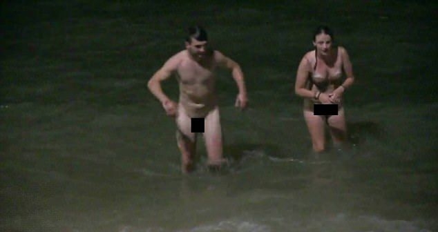 Двойка туристи се посвети на страстен нощен секс в морето без свян от очевидците, вижте какво се случи след това (СНИМКИ/ВИДЕО 18+)