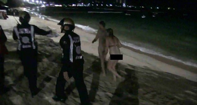 Двойка туристи се посвети на страстен нощен секс в морето без свян от очевидците, вижте какво се случи след това (СНИМКИ/ВИДЕО 18+)