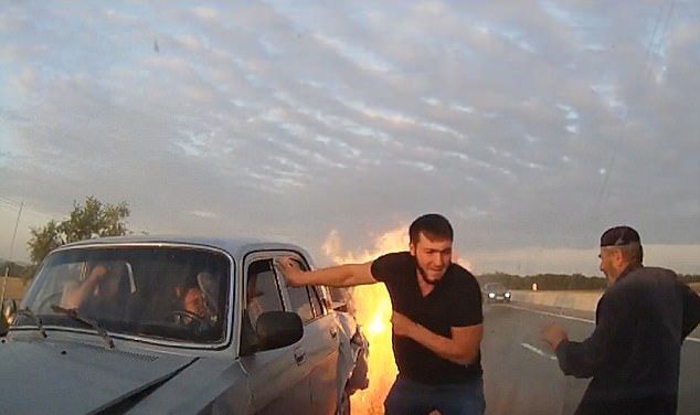 Огнен ад на пътя: ВИДЕО 18+ запечата как шофьори измъкват в последния момент пострадали от горяща кола (СНИМКИ 18+)