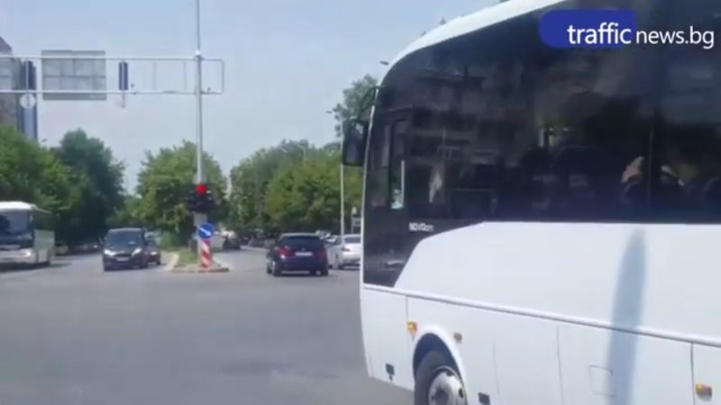 Нагъл шофьор на рейс в Пловдив забрави, че вози хора и направи ... (ВИДЕО)