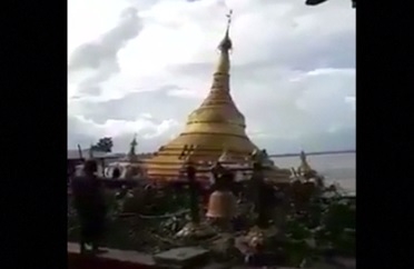 Шокиращо ВИДЕО: Будитски храм внезапно потъна пред очите на смаяни поклонници