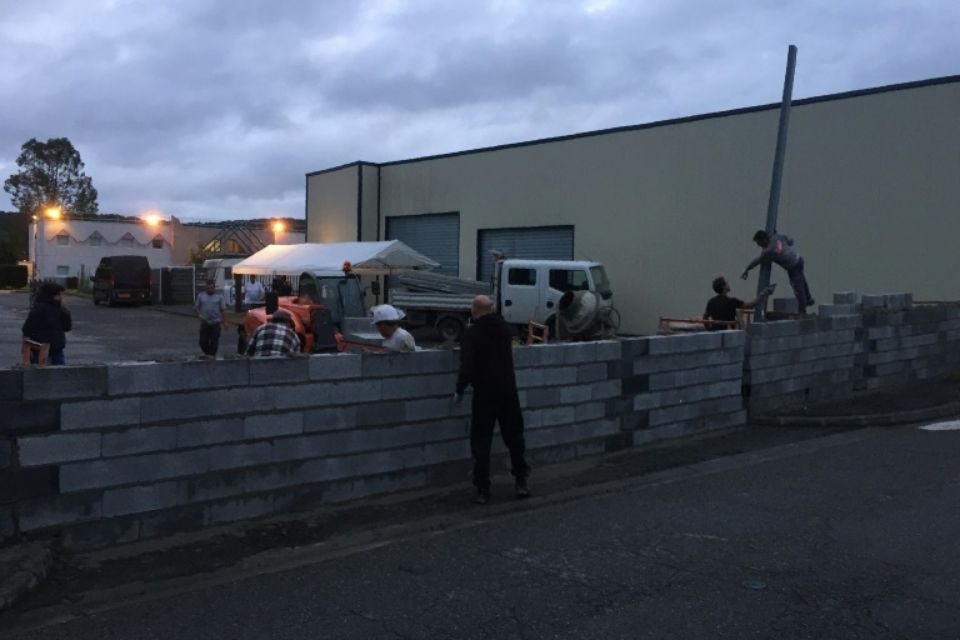 Писна им! Жители на френско градче изградиха бетонна стена срещу бежанците