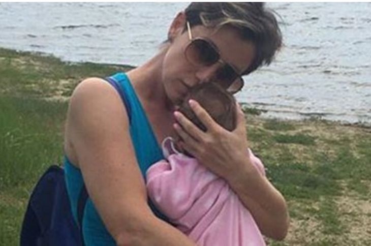 Фенове възмутени: Джина Стоева мъкне бебето си по участия, кърми го в почивките!