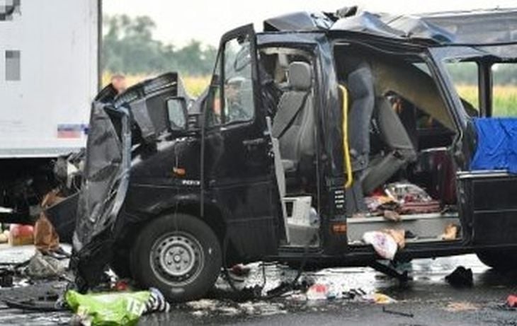 30 трупа след катастрофа между автобус и камион
