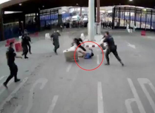 Драматичен момент! Ето как полиция спука от бой размахващия нож ислямист, крещящ „Алах е велик” на мароканско-испанската граница (ВИДЕО)