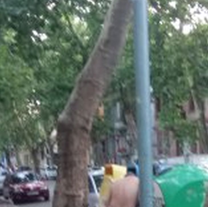 Няма ли край?! Мъж се съблече чисто гол и в центъра на Пловдив (СНИМКИ 18+)