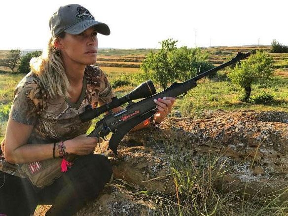 Зоозащитници злобно обиждат и издевателстват над блогърка ловец, даже и след нейното самоубийство (СНИМКИ)