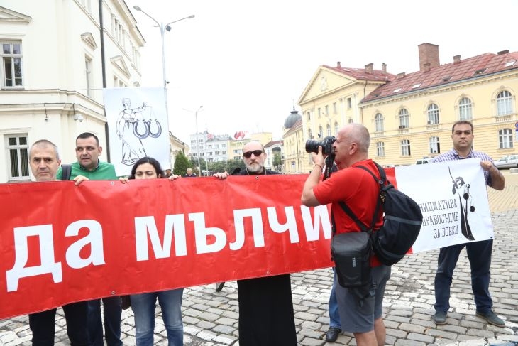 Мърши не могат да свалят главния прокурор!