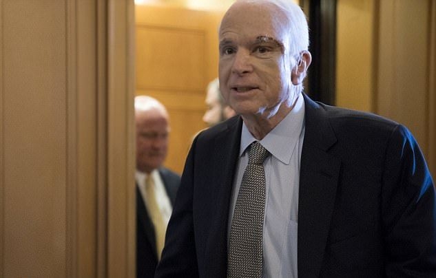Бурни овации в Сената за Джон Маккейн, който се появи с белег на челото след операцията на рака и преживя катарзис (СНИМКИ/ВИДЕО)