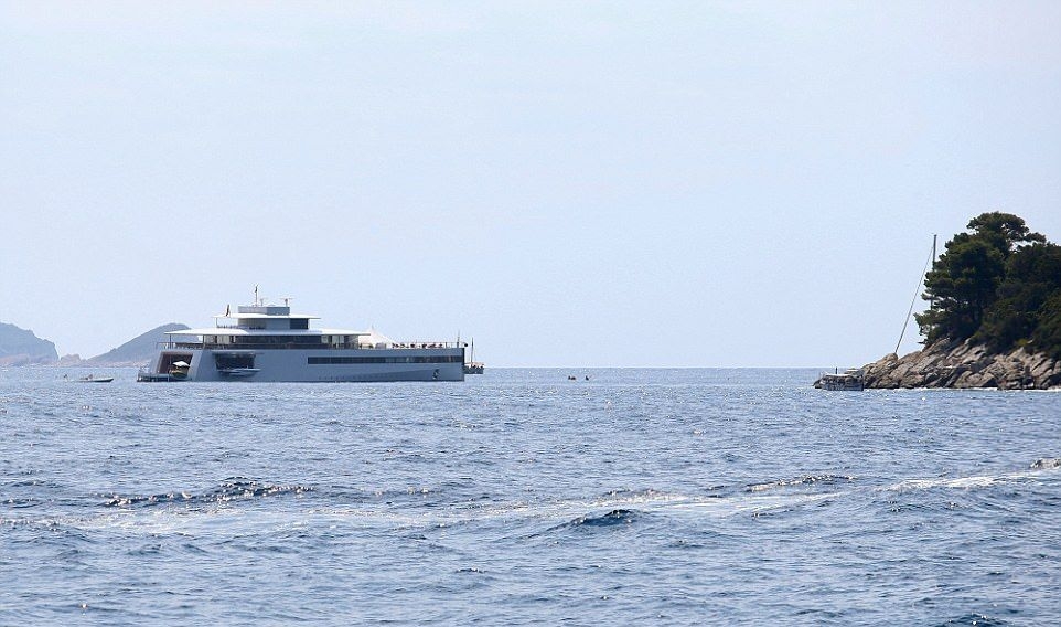 Години след смъртта на Стив Джобс вдовицата му продължава да му харчи имането, купонясва на яхта за 100 милиона долара (СНИМКИ) 