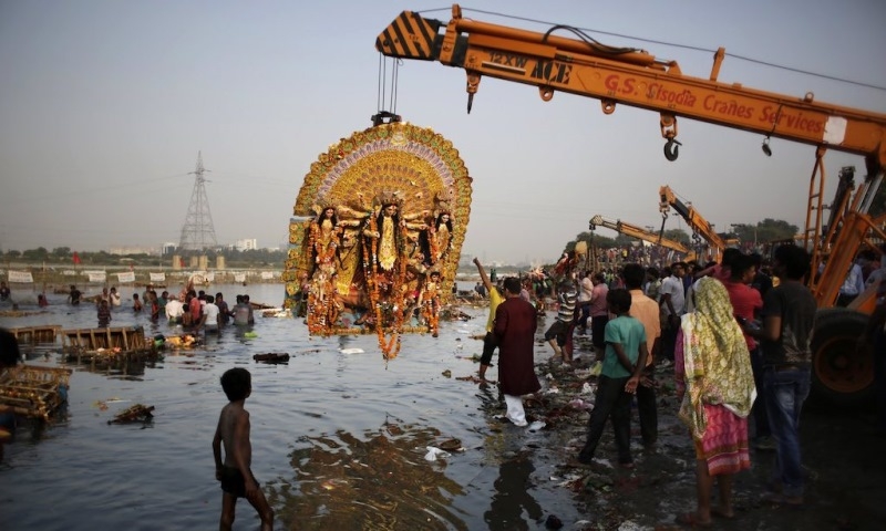 Милиони индийци изхвърляха труповете на своите близки в свещената река Ганг. Търпението на властите обаче се изчерпа...  (СНИМКИ 18+) 