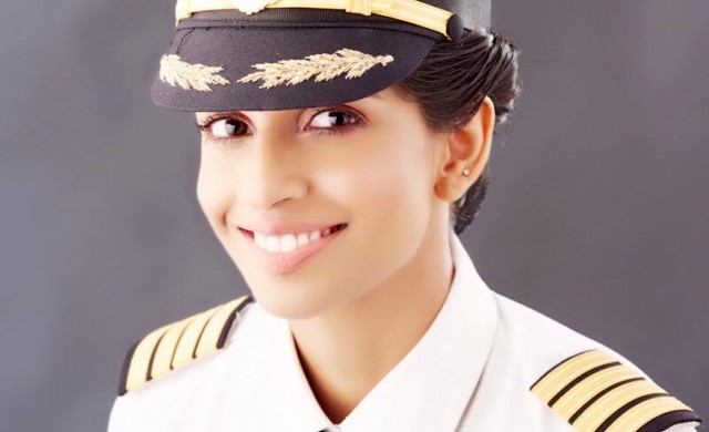 Запознайте се с най-младата жена командир на Boeing 777, насладете се на тази красавица (СНИМКИ)