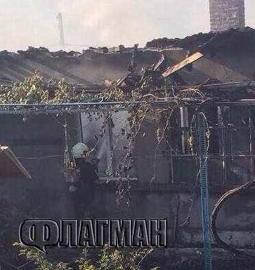Кошмар за млад огнеборец от пожара в Церковски, носеща греда на изгоряла къща падна и...