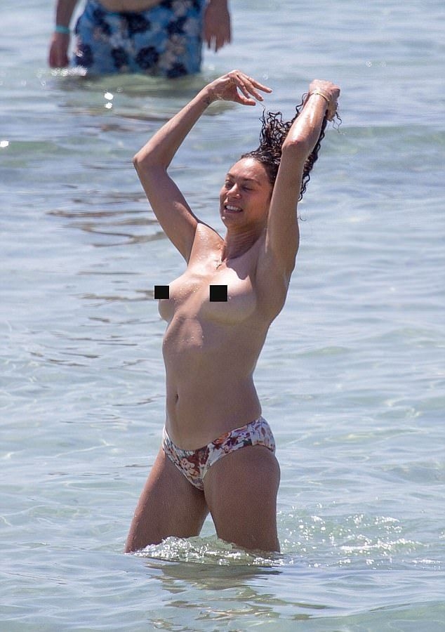 Жената на легендарния тенисист Борис Бекер изтипоса сочни голи гърди на плаж (СНИМКИ 18+)