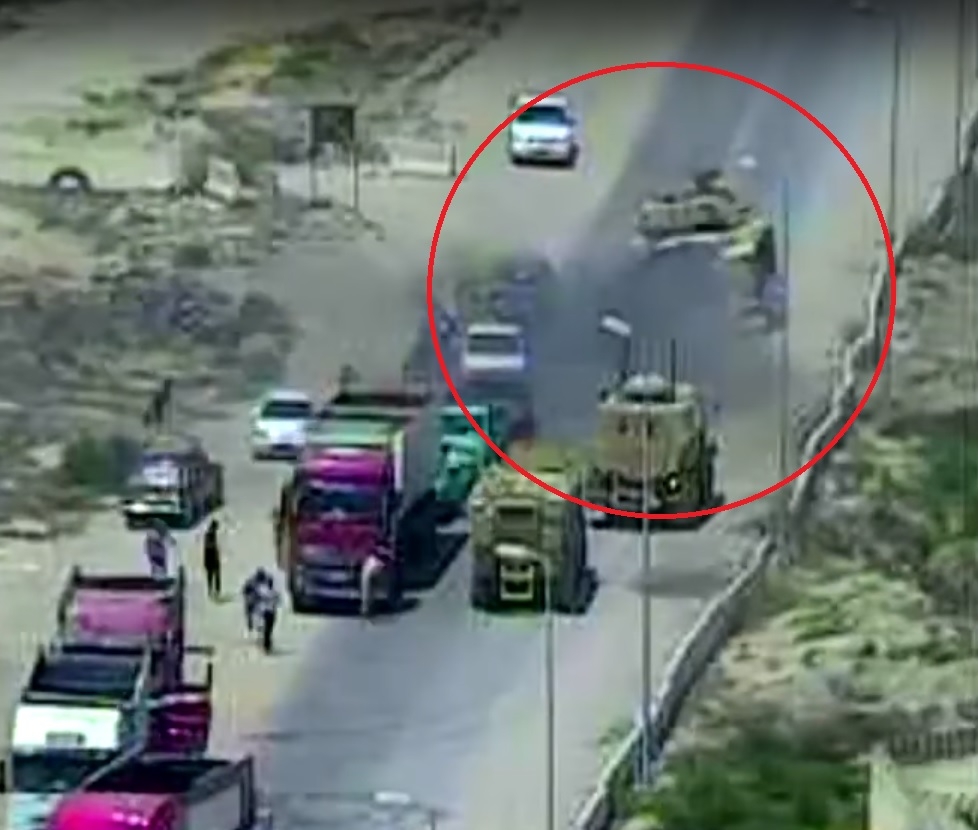 Зрелище! Египетски танк прегази като консервена кутия кола с камикадзета и спаси над 50 души! (ВИДЕО)