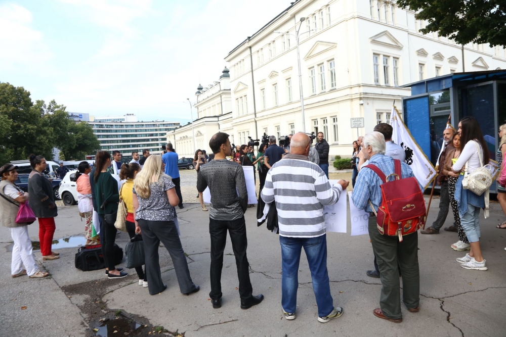 Фоторепортаж в БЛИЦ! Вие сте виновни! Столичани на протест пред парламента срещу ромските безчинства (СНИМКИ)