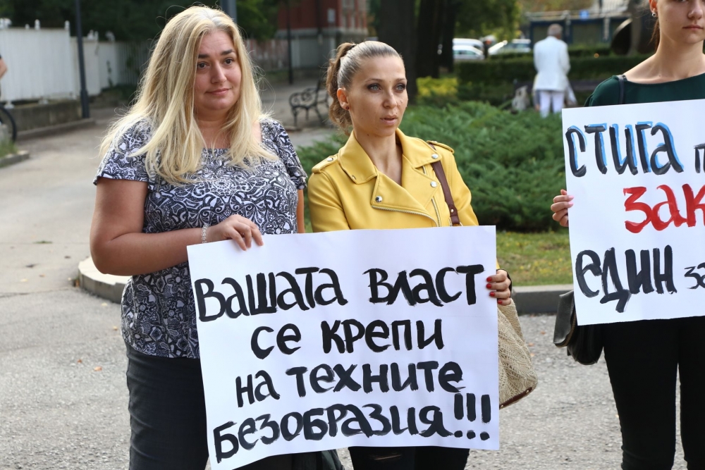 Фоторепортаж в БЛИЦ! Вие сте виновни! Столичани на протест пред парламента срещу ромските безчинства (СНИМКИ)