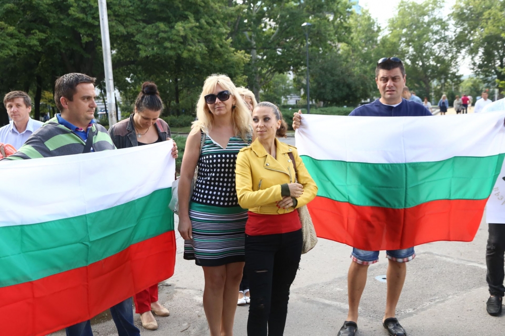 Фоторепортаж в БЛИЦ! Вие сте виновни! Столичани на протест пред парламента срещу ромските безчинства (СНИМКИ)