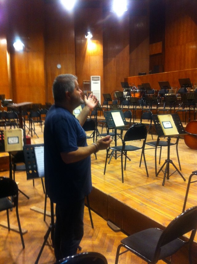 Резил в Пловдив: Мазилка пада върху зрителите в Концертна зала