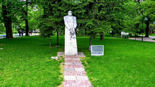 Простащина! Майка с адски недостойна постъпка до паметника на Найден Геров в Пловдив