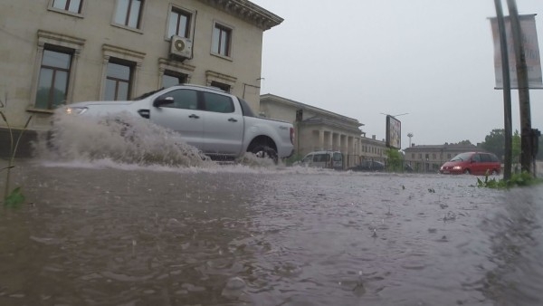 В цяла България стана страшно, мощни бури връхлетяха страната (ВИДЕО)
