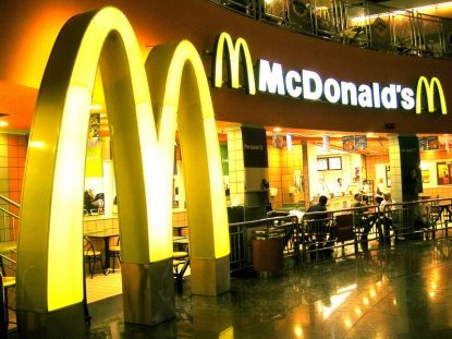 Скандално! McDonald’s уволни служител, снимал мръсна машина за сладолед (СНИМКИ)