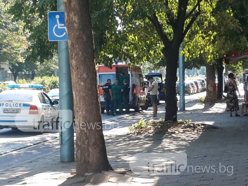 Странна ситуация в Пловдив: Мъж лежи на тротоар в безсъзнание, прегърнал манекен (СНИМКИ)