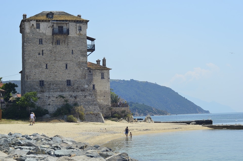 Гърция се забърка в голям скандал с туристи, а инцидент край Халкидики потресе плажуващите (СНИМКА 18+)