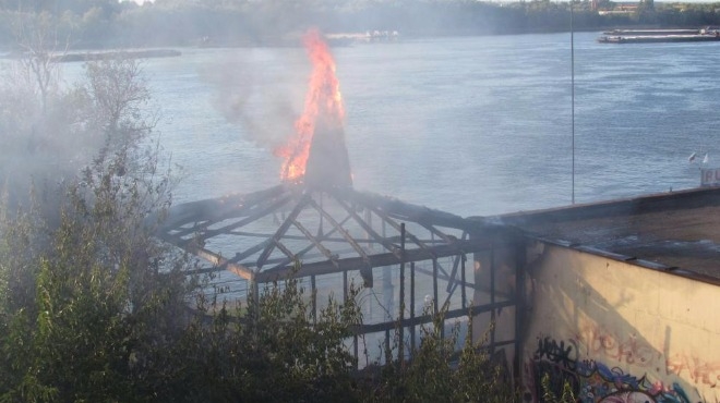 Една от запустелите емблеми на Русе пламна и блокира хора насред Дунав! СНИМКИ показаха огнения ад 