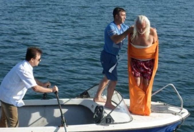 Направи го! Човекът амфибия стана първият в света, преплувал Дунав вързан в... (СНИМКА)
