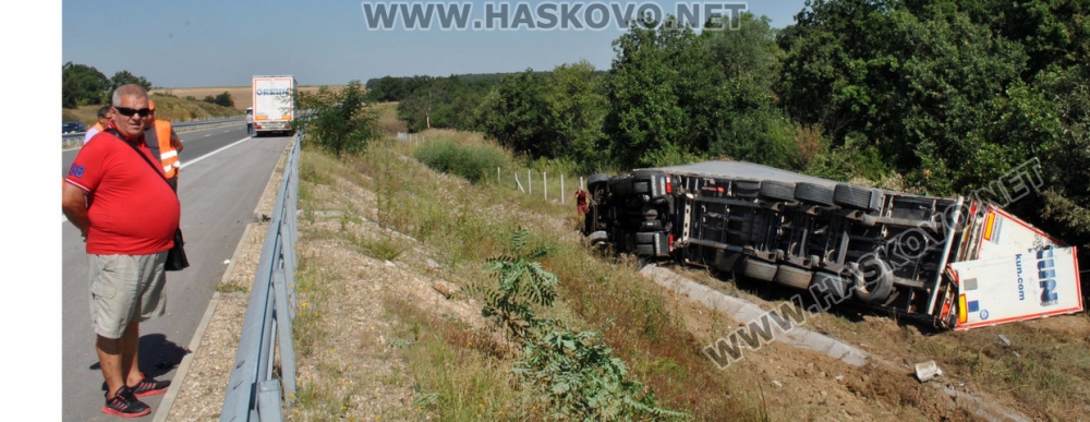 Турски ТИР се обърна в дере край магистрала „Марица“ (СНИМКИ)