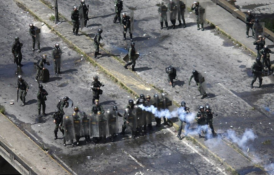Венецуела след изборите! Мадуро обяви победа, опозицията обеща да протестира, кръв продължава да се лее по улиците (СНИМКИ/ВИДЕО)
