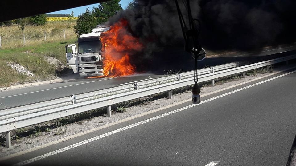 Извънредно в БЛИЦ! Огнен ад на магистрала „Струма“! Аутобанът е затворен (СНИМКИ/ВИДЕО)