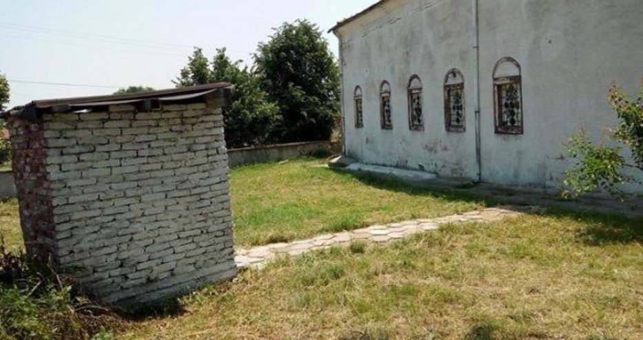 Ето я най-зловещата тоалетна в България! Събарят я, защото според местните, убила 6 деца