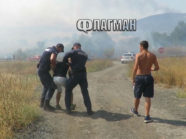 Екшън по време на пожара в Банево! Арестуваха мъж, отказал да се евакуира (ВИДЕО)