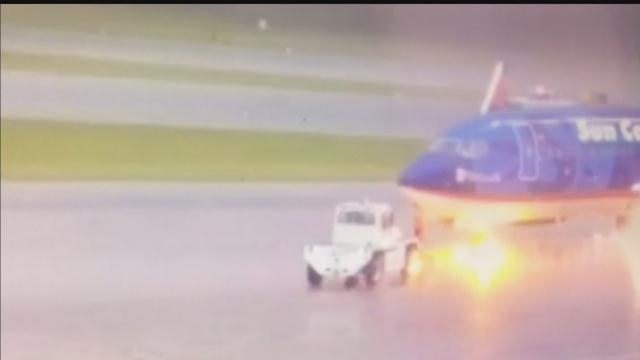 Драматичен инцидент: Мъж бе покосен от ужасяваща мълния на летище, вижте какво се случи (СНИМКИ/ВИДЕО)