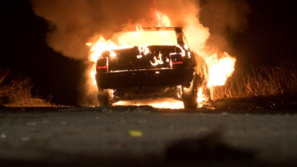 Шофьор шокира полицаите като отказа да излезе от горяща кола