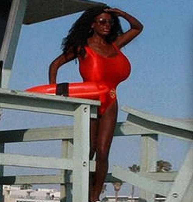 Жената с най-големите гърди в Европа позира в червен бански, за да покаже, че... (СНИМКИ/ВИДЕО)