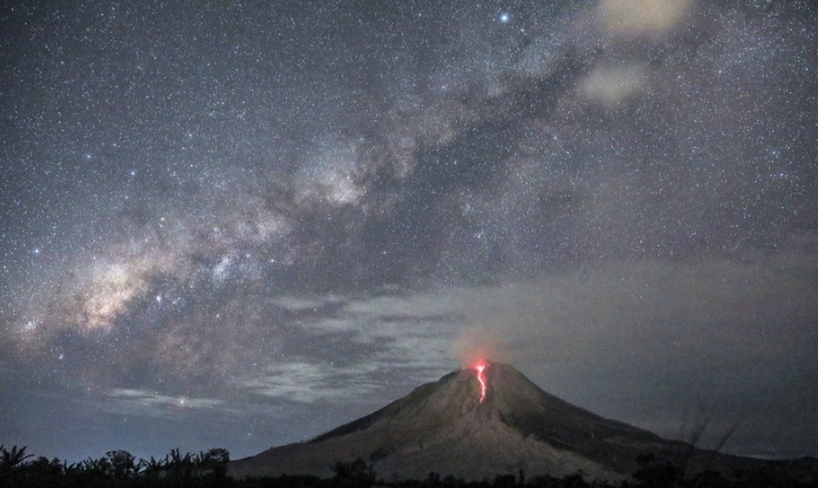 Вулкан в Индонезия изригна мощно и покри няколко села с пепел (ВИДЕО/СНИМКИ)