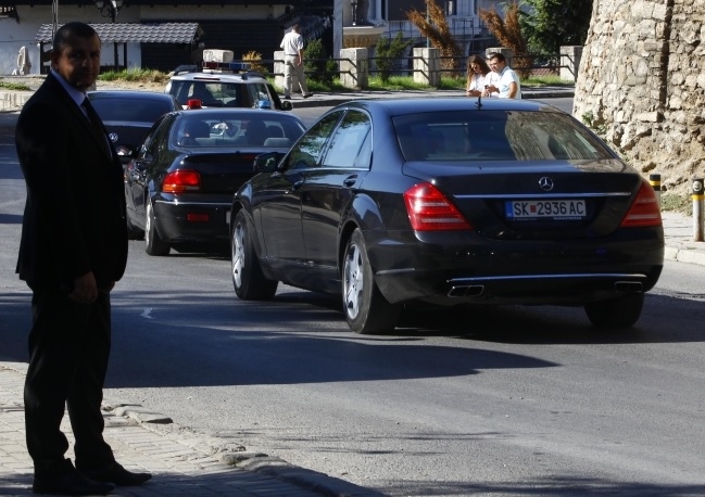 "Вечер": Бойко Борисов се вози в скандален мерцедес в Скопие! (СНИМКА)
