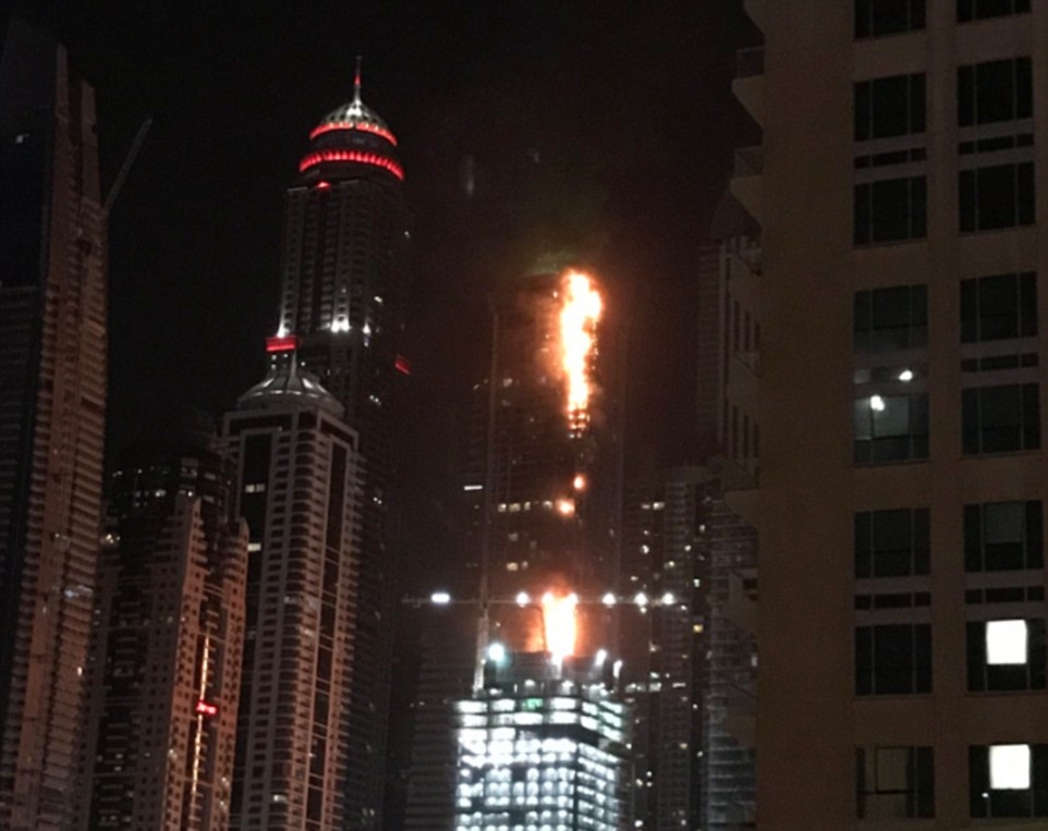 Страшен пожар гори в дубайски небостъргач (СНИМКИ/ВИДЕО)