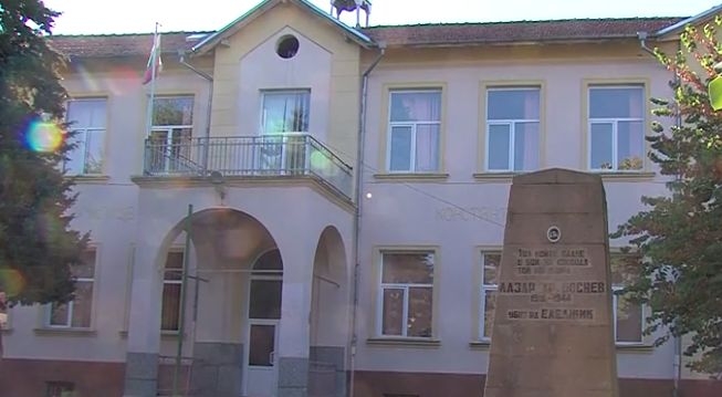 Отрова и трупове осеяха двора на училището в Паталеница  