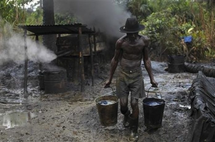 Узаконяват полулегалните рафинерии за петрол в делтата на р. Нигер
