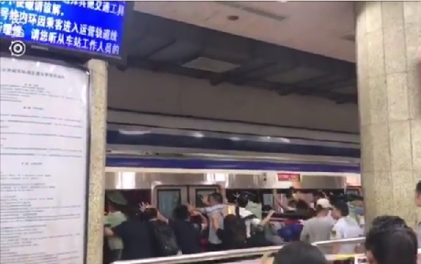 Подвиг по китайски: Пътници преместиха влак, за да спасят затиснат мъж (ВИДЕО)
