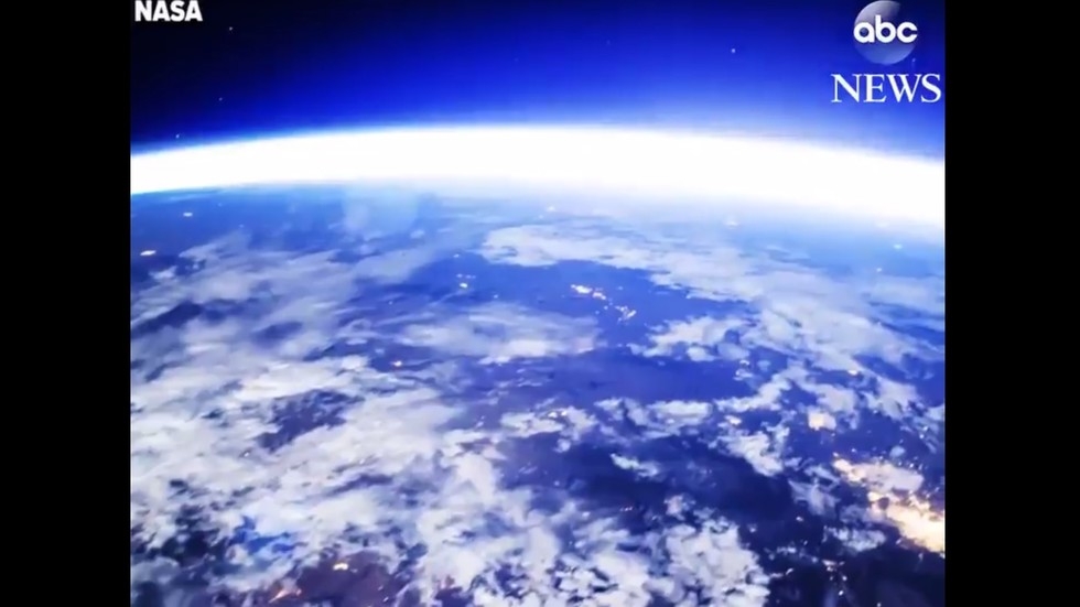 Астронавт от МКС засне уникално ВИДЕО от космоса как Луната осветява Земята 