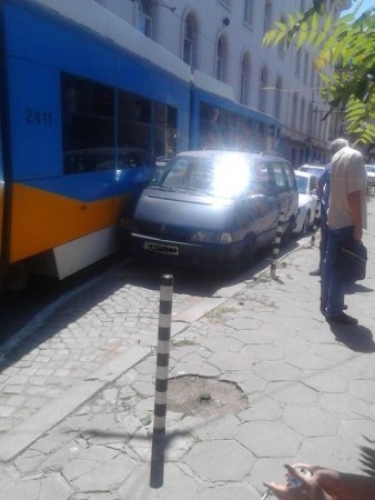 Катастрофа между трамвай и неправилно паркиран автомобил блокира центъра на София (СНИМКИ)